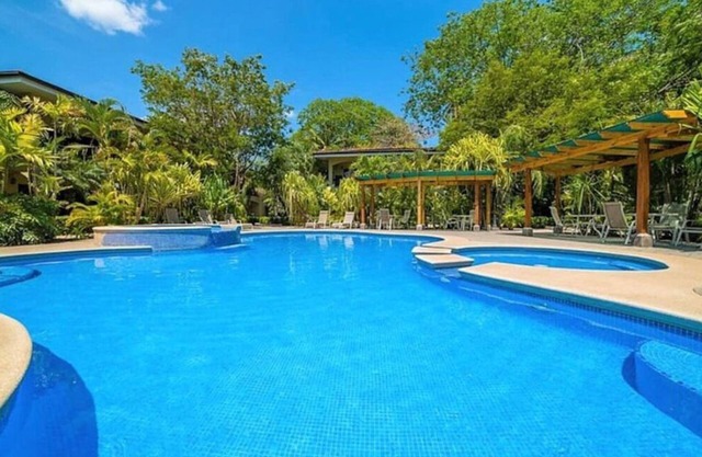 Beach Condo (2 Kingbeds - 2 bath)