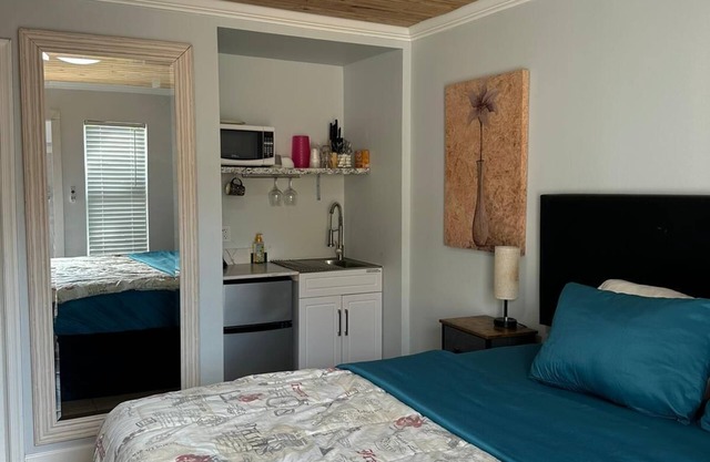 Beach Cottage, 1 queen Bed+ Kitchenette, Free Parking, Walk to Ocean & Dining!