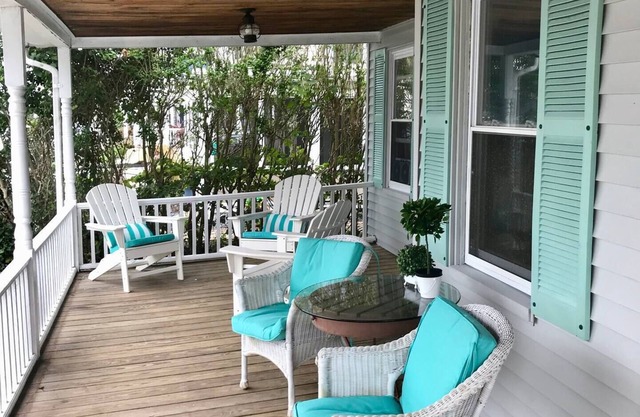 Beach Cottage 100 steps to the beach