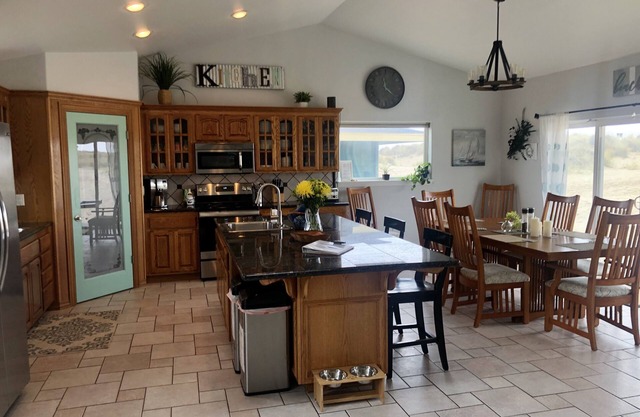 Beach Front-Bay View.- Pool Access- Spacious-Relaxing-Pets. Great Spot!