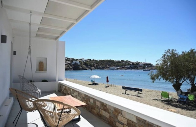Beach-front cycladic suitenn