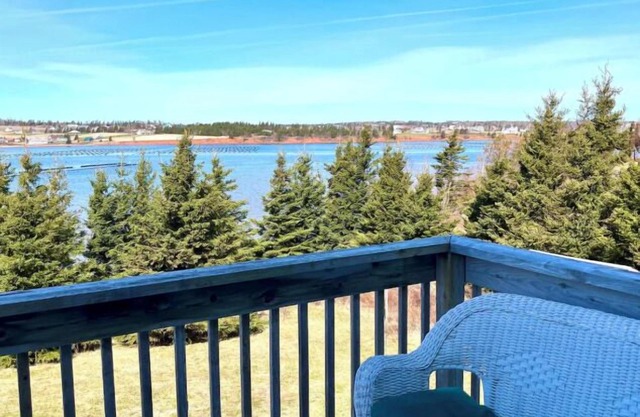 Beach Hill Cottage with Beautiful Water View