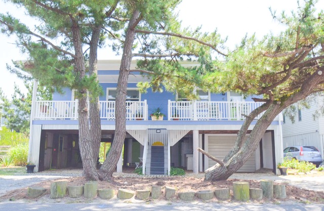 Beach home nestled between the beach and the bay (eastside)