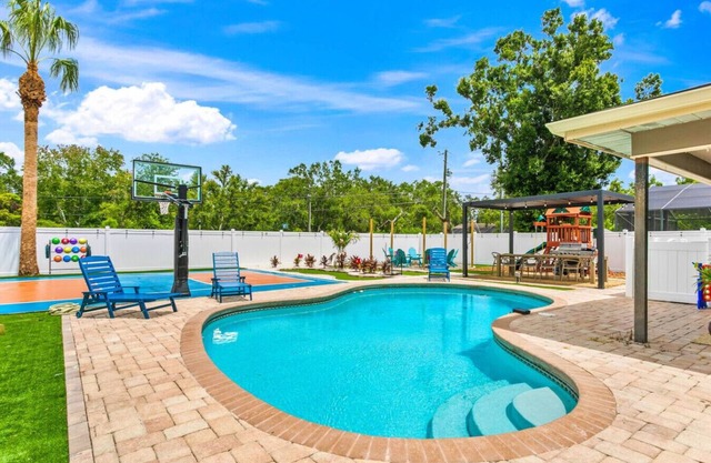 Beach & Jungle + Pool + Mini Golf+ Basketball