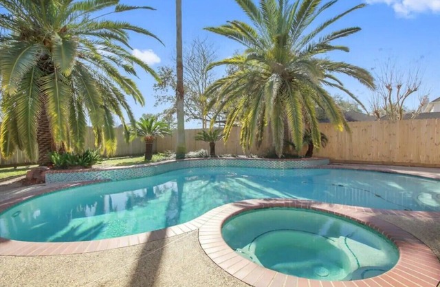 Beach Themed Oasis with Jacuzzi/Pool close to Kemah Boardwalk, Galveston, Nasa