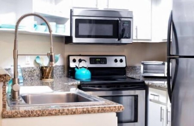 Beach themed updated condo 20 min from the beach - Venetian Palms