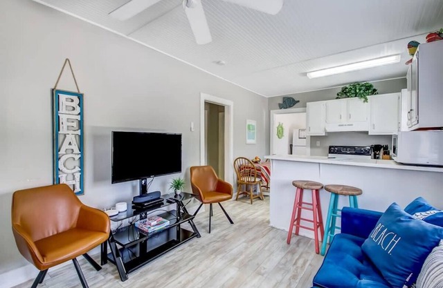 Beach Vacation! Walkable to Dining&Shopping-Unit A
