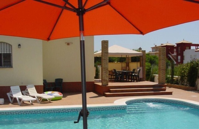 Beach Villa, Fabulous Large Private Pool, 2 Mins to Beach, Sunday to Sunday Rent