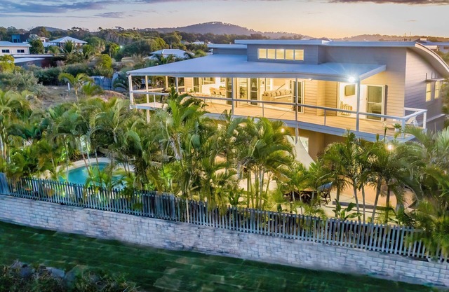 Beach Vista Agnes Water - luxurious beachfront with pool. pet friendly, air con & huge entertaining