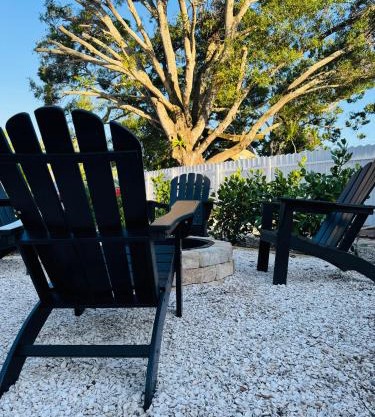 Beach, Work & Relax I Sarasota Gem I Monthly Disc