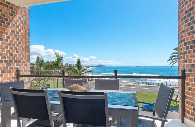 Beachfront 2 bedroom apartment, air conditioning + balcony
