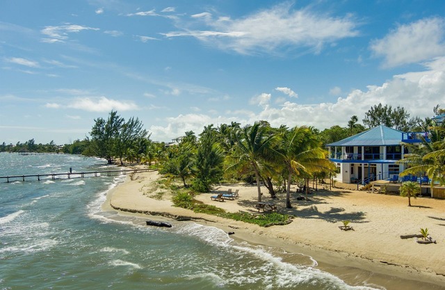 Beachfront 2-Bed, Pool, Kayaks, Perfect for Family