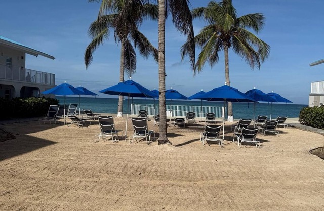 Beachfront 3br Condo On Seven Mile Beach At #44 Cayman Reef Resort