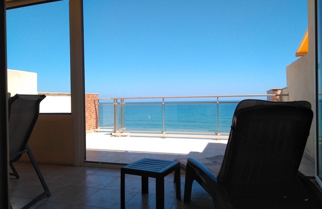 Beachfront apartment, 1st line. Semi-enclosed terrace, 2 rooms and parking