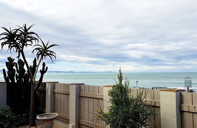 Beachfront apartment in Jeffreys Bay, known for its world-class surf breaks!