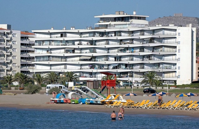 Beachfront Apartment in Estartit with Balcony