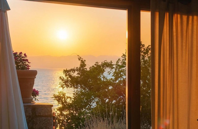 Beachfront Avia Nest - Aspa's Getaway