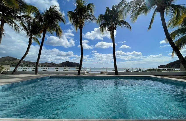 Beachfront Charming 4-bedroom house with WiFi and AC. 5 minutes to the town!