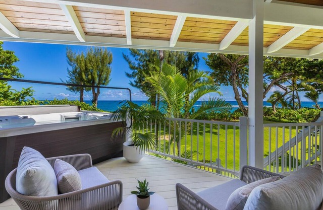 Beachfront Haena home with A/C - Near Tunnels Beach