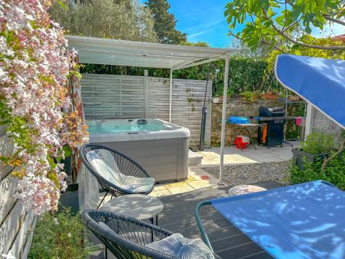 Beachfront House with Private Jacuzzi and Garden Zadar