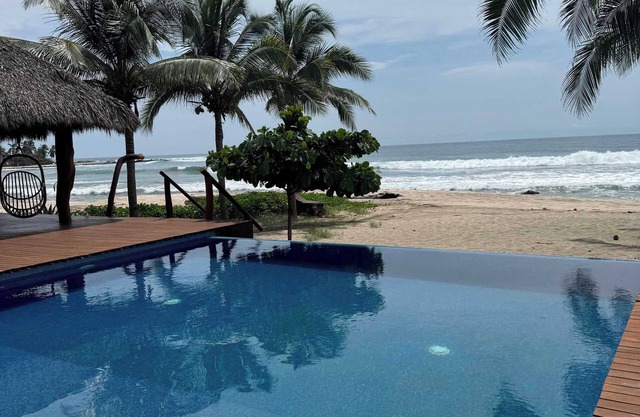 Beachfront in Manzanillo Bay-Lindo Atardecer