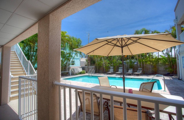 Beachfront location on Pass-A-Grille beach.Walking distance to great restaurants and downtown shops.