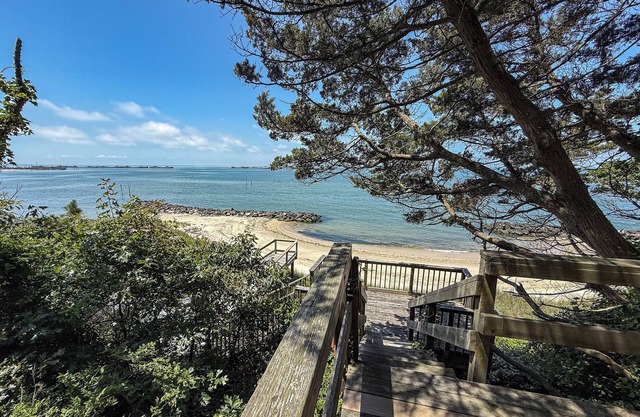 Beachfront Luxury Home w/Fabulous Garden & Sunset Views!
