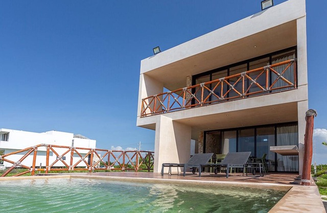 Beachfront Oasis with 2 Private Pools / Casa A-Mar