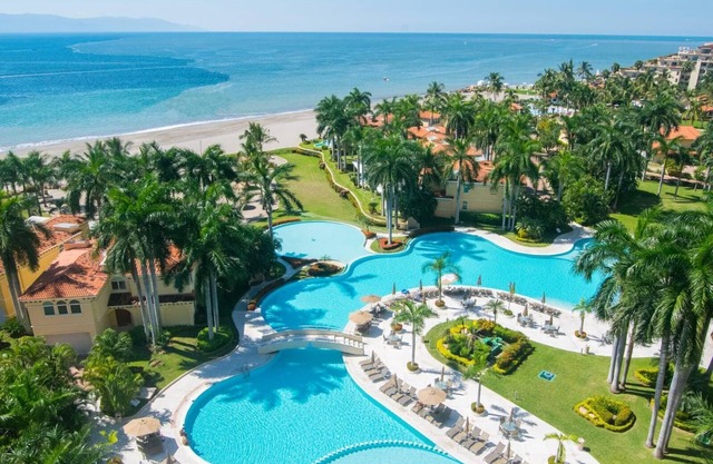 Beachfront, ocean view, very large 2 bedroom condo, luxury, spacious 220m.