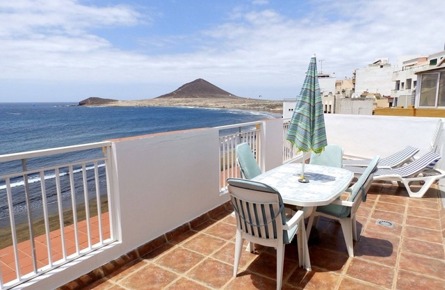 Beachfront Penthouse with terrace in El Medano (wifi + sat tv)