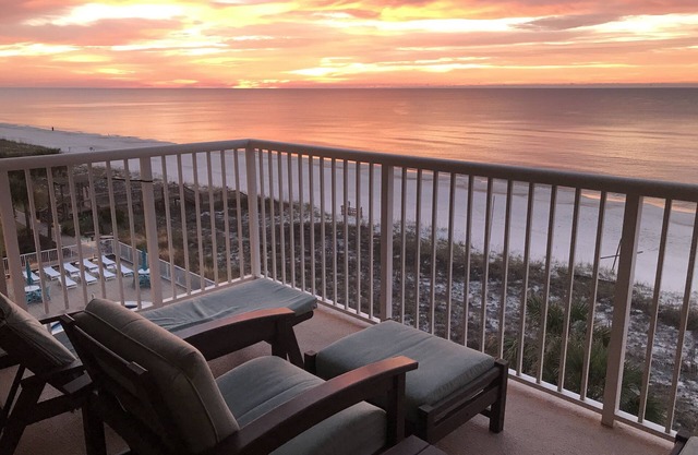 🏖Beachfront Retreat on Perdido Key. Two Pools, Hot Tub, and Gym🏖