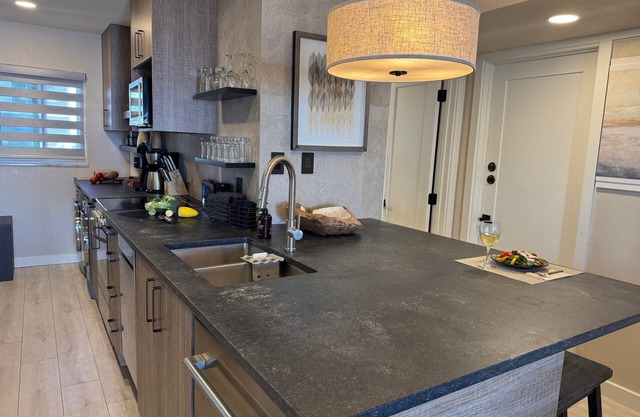 Beachfront Studio right on the Sand! Ground Floor Newly Remodeled, Gulf View - M