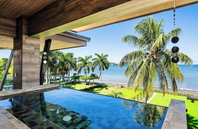 Beachfront Villa w/Breakfast & Housekeeping