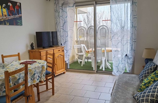 Beachside 2-BR Apartment for 5 with Private Parking & Terrace in Marseillan