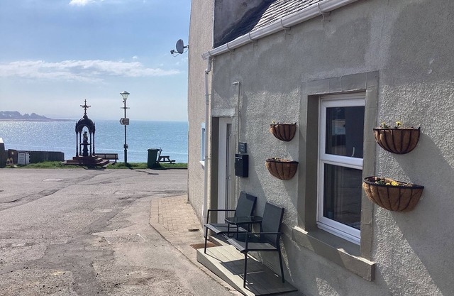 Beachside fisherman’s cottage, Northcoast 500 route, dolphins, northern lights🐕