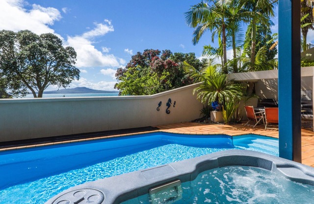 Beachside Holiday - Castor Bay Holiday Apartment