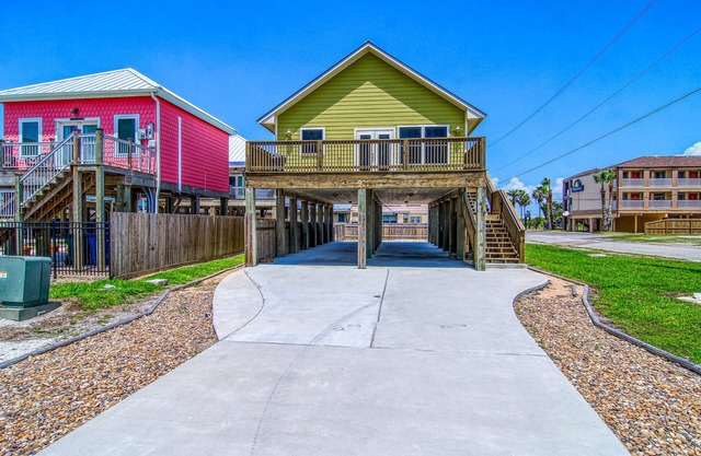 Beachside home with huge deck just steps from the sand - minutes to city