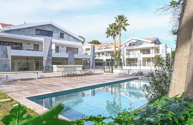 Beachside Luxury Apartment with Pool Access