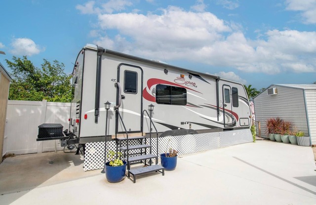 Beachtime! Charming 1-bedroom trailer w/WiFi & AC & Hotwater Jupiter/Tequesta