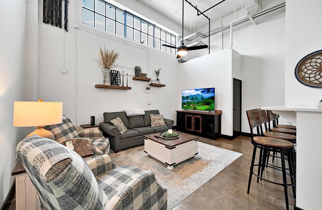 Bear Bungalow-2 bedroom luxury loft with free parking/walking distance downtown