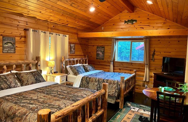 Bear Creek Resort, Upper Cabin Suite (double queen), Upper Cabin Suite (double queen)
