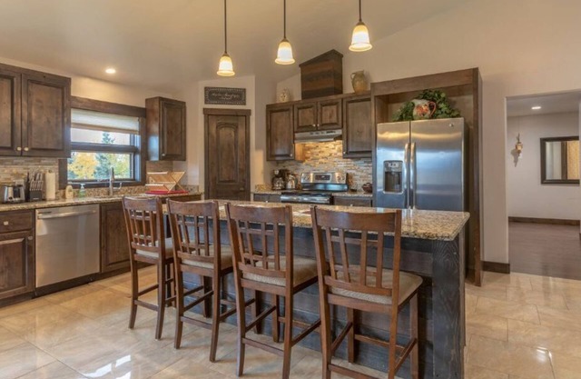 Bear Meadow Lodge: relaxing 3400 sq. ft., 6 bdm home 37 miles from Jackson Hole