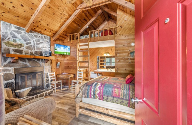 Bear Paw Cottage #2 Queen; Cozy! Adorable! Pet friendly! 4 miles to Helen!