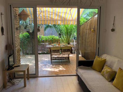 * Beau T2 de 40 m2, jardin de 70m2, au calme, à 50 mètres de la plage