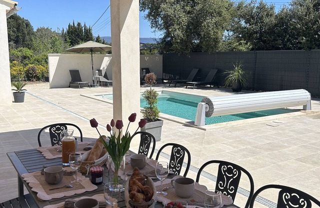 Beautiful air-conditioned single-storey villa with private pool for 6 people