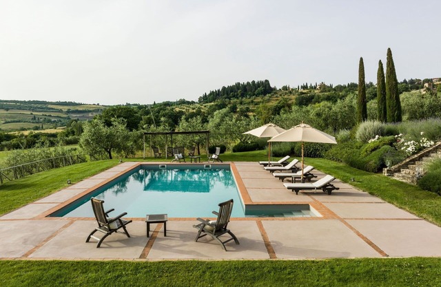 Beautiful private villa with hot tub, private pool, WIFI, A/C, TV, patio, panoramic view, parking