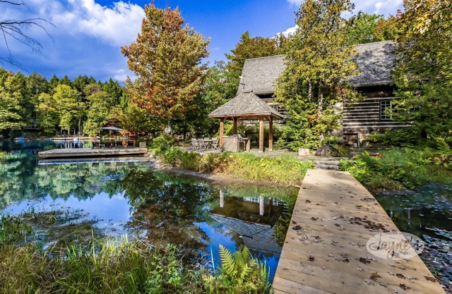 Beautiful 100 Yr Old Log Cabin totally renovated, Guest House and Boathouse!
