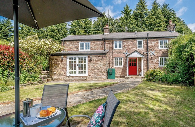 Beautiful 19th-century chocolate box cottage in the Forest of Dean.