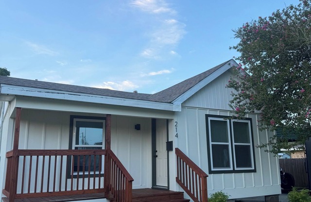 Beautiful 2-bedroom house with full kitchen in Lake Charles