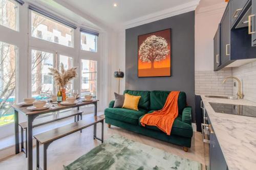 Beautiful 2 Bedroom Flat Next to Brighton Beach and Shopping Centre